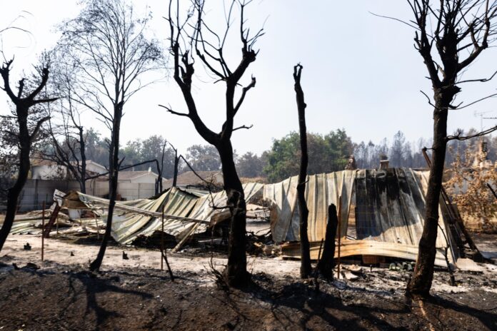 Casas quemadas y dañadas en una zona afectada por el fuego en la localidad de Le Porge, tras un incendio forestal en el suroeste de Francia. EFE/EPA/SOPHIE GARCIA
