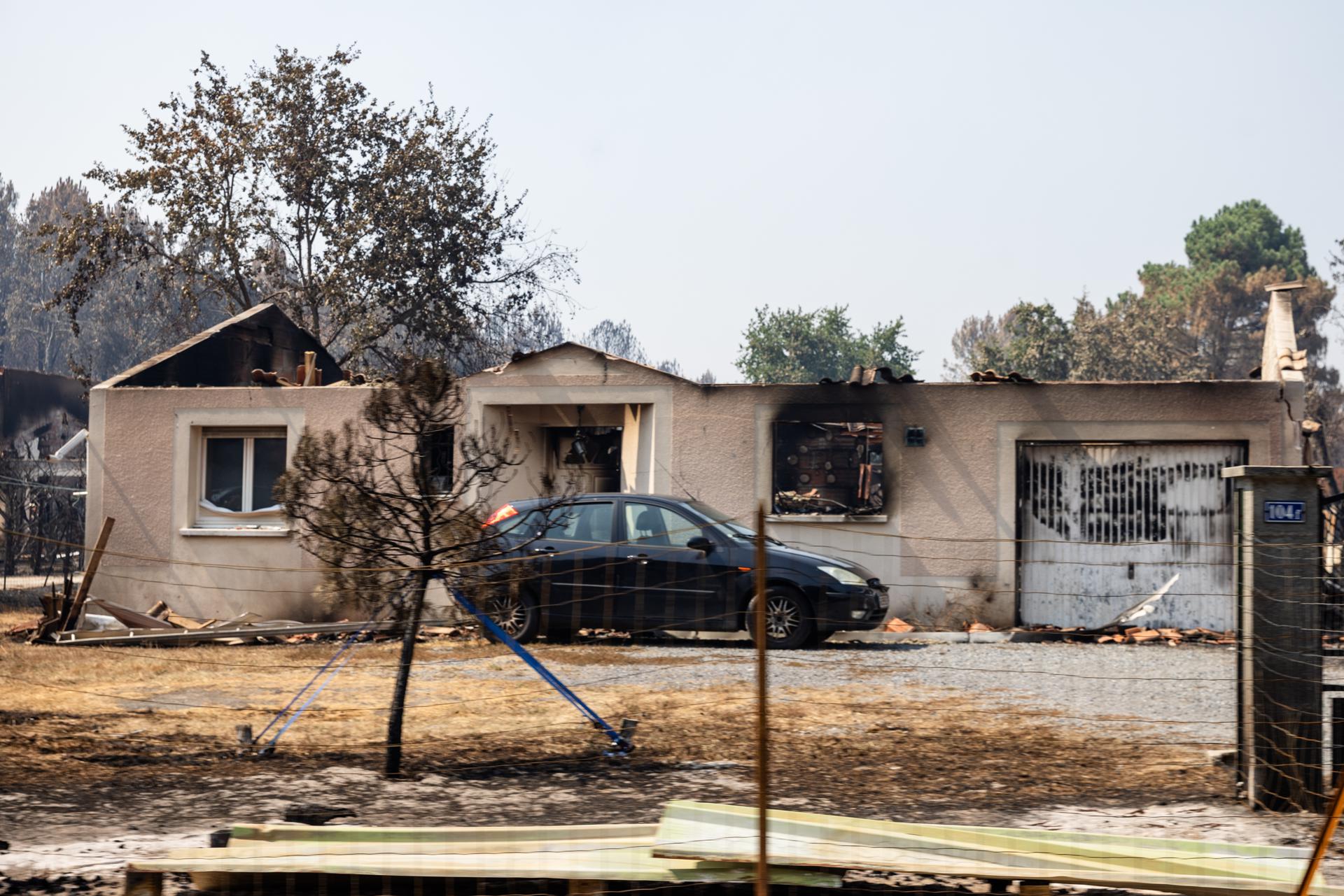 Casas quemadas y dañadas en una zona afectada por el fuego en la localidad de Le Porge, tras un incendio forestal en el suroeste de Francia. EFE/EPA/SOPHIE GARCIA
