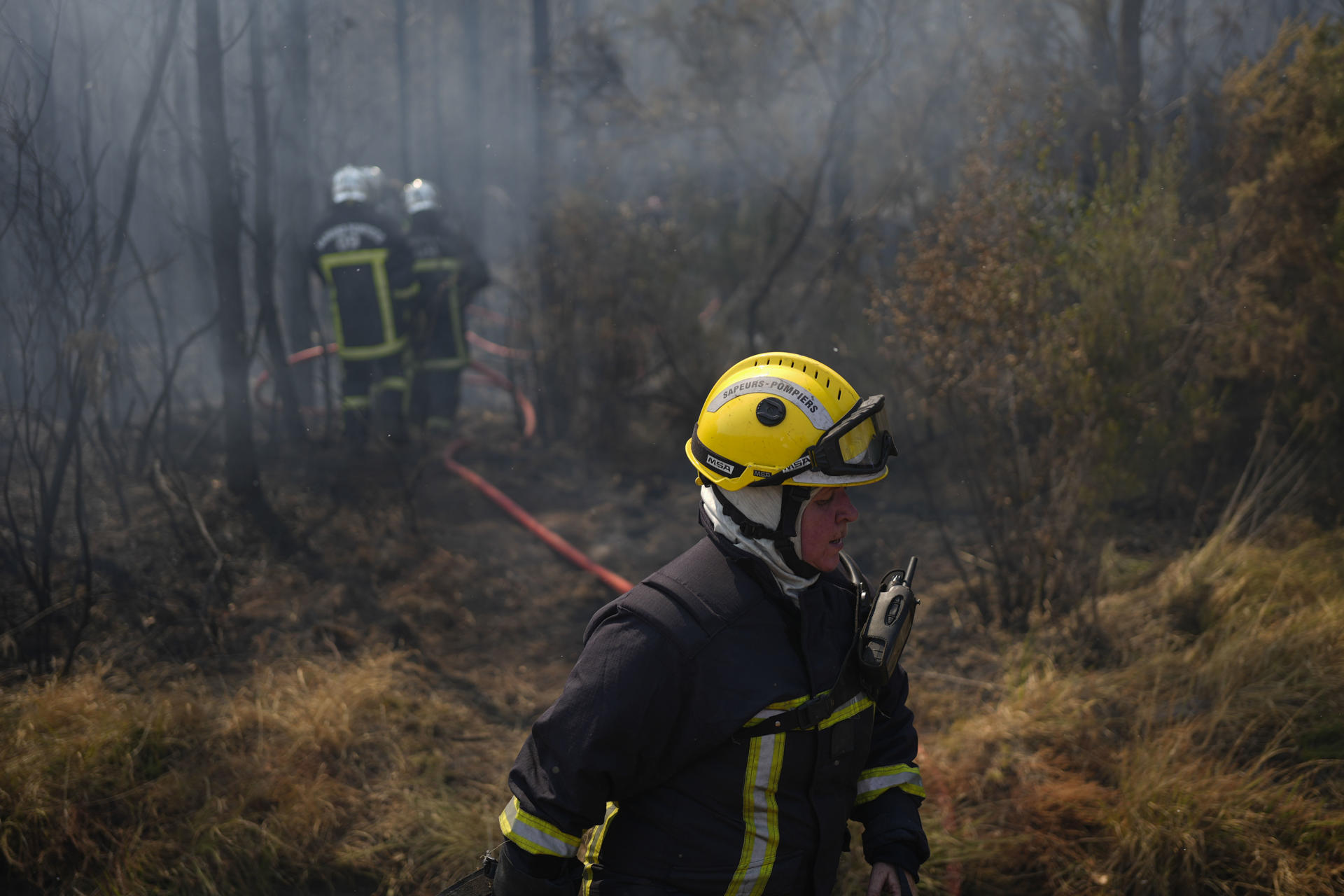 Bomberos trabajan para extinguir un fuego que se ha reavivado en Lacanau, al suroeste de Francia, donde el megaincendio que arrasa la región de la Gironda ha quemado 42.000 hectareas y ha obligado a evacuar a 220.000 personas cerca de Burdeos. EFE/ Edgar Sapiña Manchado
