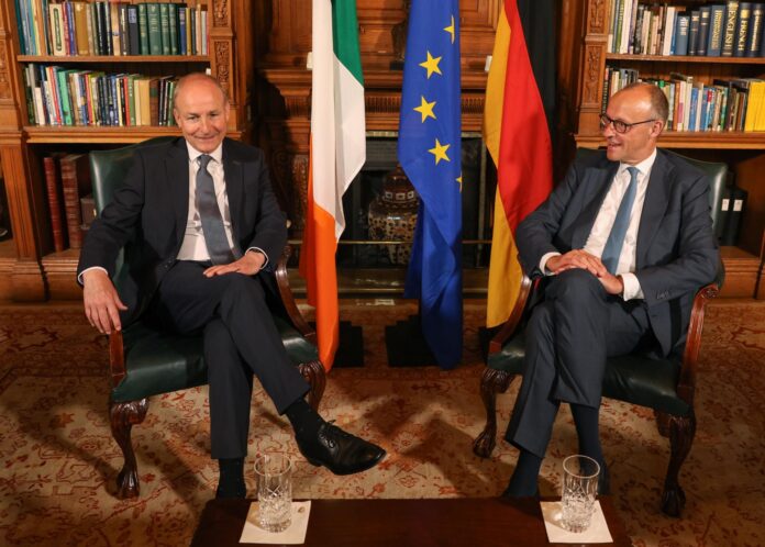 El Canciller alemán Friedrich Merz (D) y el Taoiseach irlandés Micheál Martin (I) antes de una reunión bilateral en Farmleigh House en Dublín, Irlanda, el 28 de julio de 2026. Merz se encuentra en Dublín para mantener conversaciones con el Taoiseach irlandés durante la presidencia semestral de Irlanda del Consejo de la UE. (Alemania, Irlanda) EFE/EPA/CATHAL MCNAUGHTON / POOL
