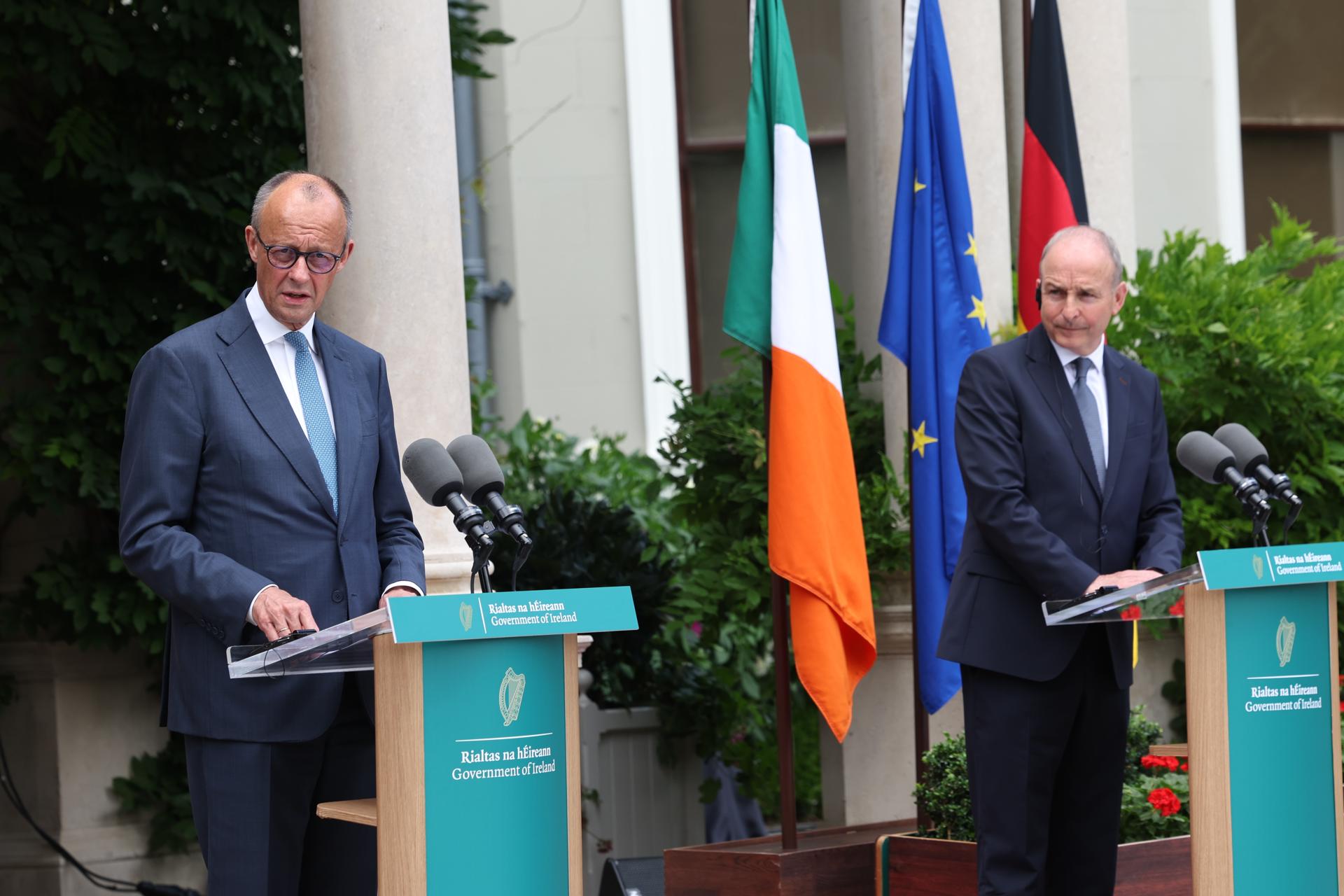 El canciller alemán, Friedrich Merz (izda.), y el Taoiseach irlandés, Micheál Martin (dcha.), hablan con los medios durante una conferencia de prensa en Farmleigh House en Dublín, Irlanda, el 28 de julio de 2026. Merz se encuentra en Dublín para mantener conversaciones con el Taoiseach irlandés durante la presidencia de seis meses de Irlanda del Consejo de la UE. (Alemania, Irlanda) EFE/EPA/DAMIEN EAGERS
