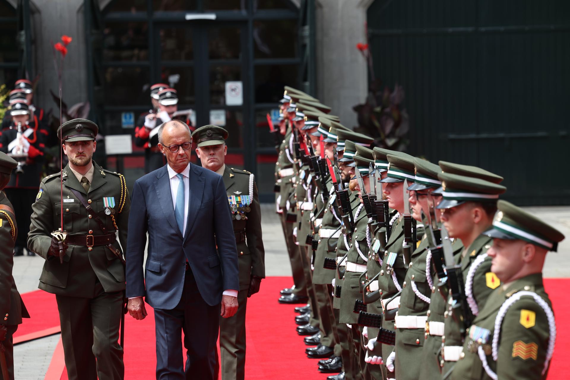 El canciller alemán Friedrich Merz inspecciona a miembros del 6º Batallón de Infantería formando una Guardia de Honor en el patio de Farmleigh House en Dublín, Irlanda, el 28 de julio de 2026. Merz se encuentra en Dublín para mantener conversaciones con el Taoiseach irlandés durante la presidencia semestral de Irlanda del Consejo de la UE. (Alemania, Irlanda) EFE/EPA/DAMIEN EAGERS
