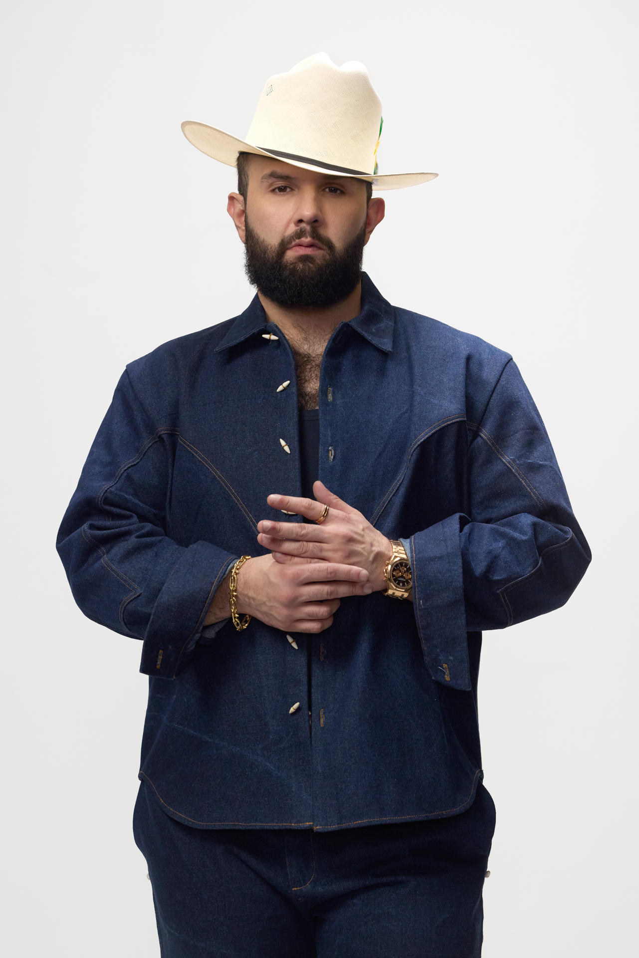 Fotografía cedida por La Bulla PR Agency que muestra al cantante mexicano Carín León, quien lidera con nueve nominaciones la decimotercera edición de los Premios Juventud, que este año se celebrará por primera vez en Europa, el próximo 3 de septiembre en Marbella, según anunció este martes TelevisaUnivision. EFE/ Manuel Zúñiga/ La Bulla Pr Agency /SOLO USO EDITORIAL/ NO VENTAS/ SOLO DISPONIBLE PARA ILUSTRAR LA NOTICIA QUE ACOMPAÑA (CRÉDITO OBLIGATORIO)
