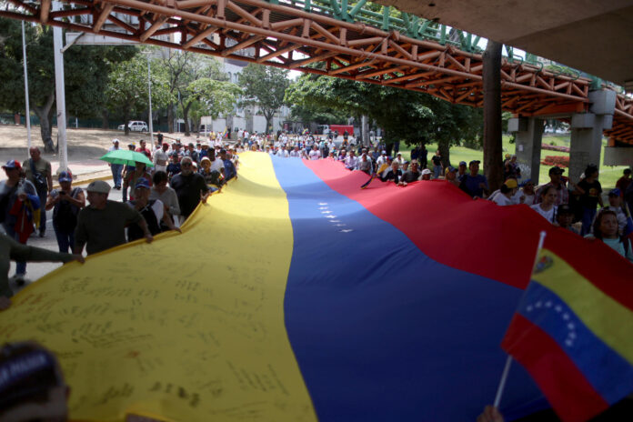 Integrantes de sindicatos protestan por mejoras salariales y laborales este martes, en Caracas (Venezuela). EFE/ Miguel Gutiérrez

