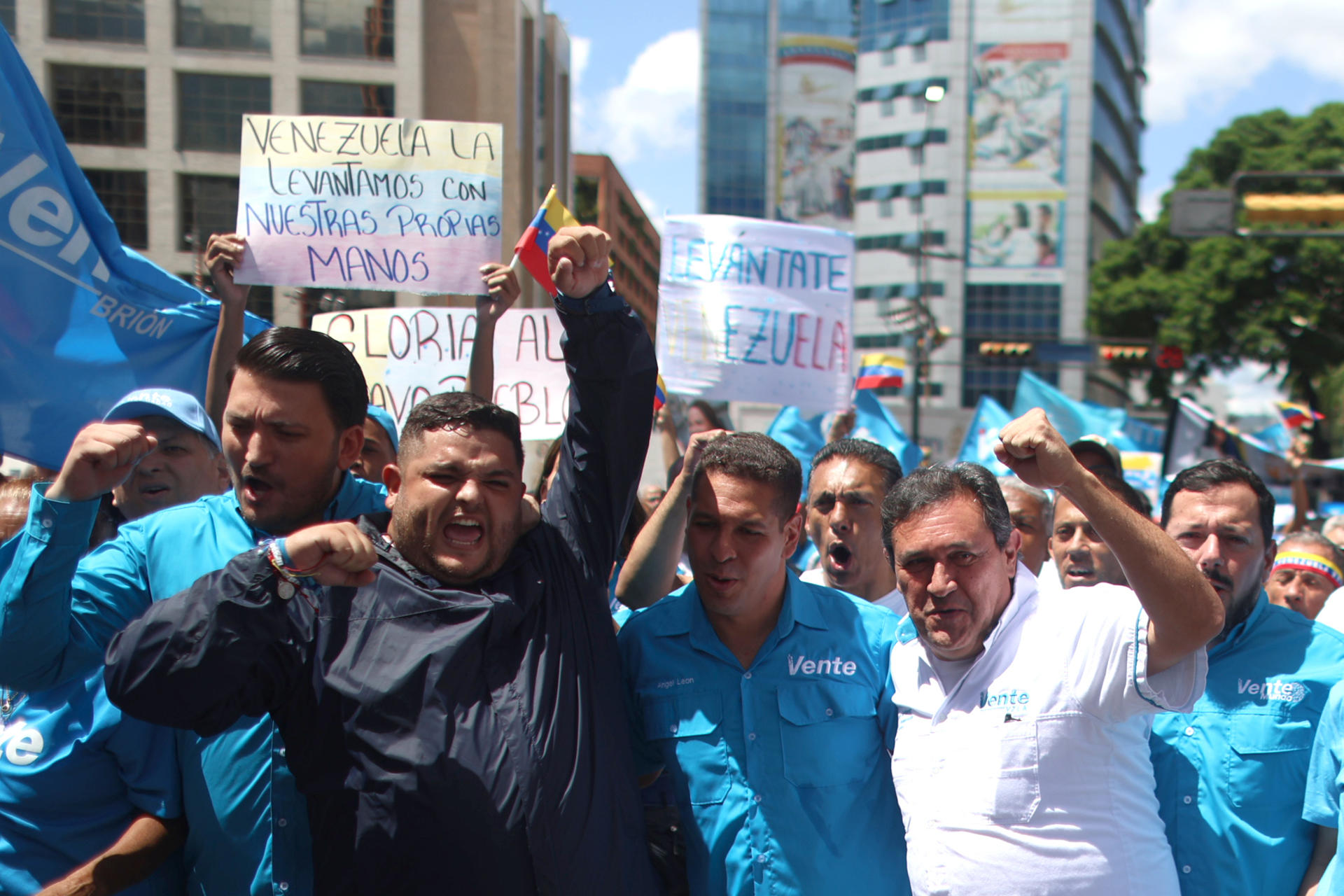 El abogado, expreso político y coordinador nacional de Organización del partido VENTE, Henry Alviarez (2-d), participa en una manifestación este martes, en Caracas (Venezuela). La oposición venezolana liderada por la premio nobel de la paz María Corina Machado convocó a sus seguidores a una actividad en todo el país para, explicó, defender la libertad "con organización, presencia y liderazgo en la calle". EFE/ Miguel Gutiérrez

