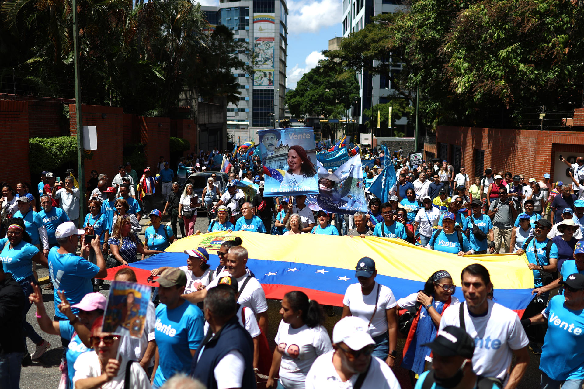 Personas participan en una manifestación este martes, en Caracas (Venezuela). La oposición venezolana liderada por la premio nobel de la paz María Corina Machado convocó a sus seguidores a una actividad en todo el país para, explicó, defender la libertad "con organización, presencia y liderazgo en la calle". EFE/ Miguel Gutiérrez
