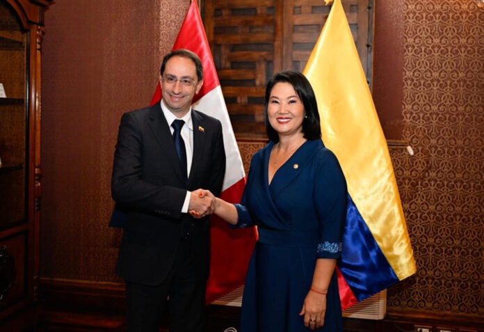 Fotografía publicada en la cuenta oficial en X @CancilleriaPeru del Ministerio de Relaciones Exteriores de Perú, que muestra al vicepresidente electo de Colombia, José Manuel Restrepo (i), y la presidenta electa de Perú, Keiko Fujimori, posando este martes en Lima (Perú). EFE / Ministerio de Relaciones Exteriores de Perú
