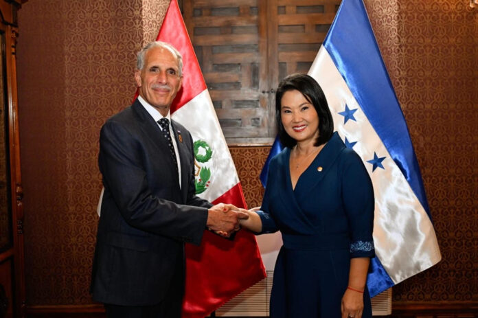 Fotografía tomada de la cuenta oficial en X @CancilleriaPeru de la Cancillería de Perú que muestra a la presidenta electa de Perú, Keiko Fujimori (d), posando previo a su investidura junto al presidente de Honduras, Nasry Asfura, este martes en el Palacio de Torre Tagle en Lima (Perú). EFE/ @CancilleriaPeru
