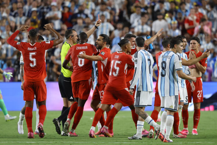 La International Football Association Board (IFAB), el organismo que establece y regula las reglas del fútbol, emitió una circular este martes en la que admite, de forma indirecta, que el delantero suizo Breel Embolo fue expulsado (en la imagen) por un error en el protocolo del VAR en el partido de cuartos de final entre Argentina y Suiza del pasado Mundial, que terminó con la victoria de la Albiceleste por 3-1 en la prórroga. EFE/ Kenneth Fernández/Archivo
