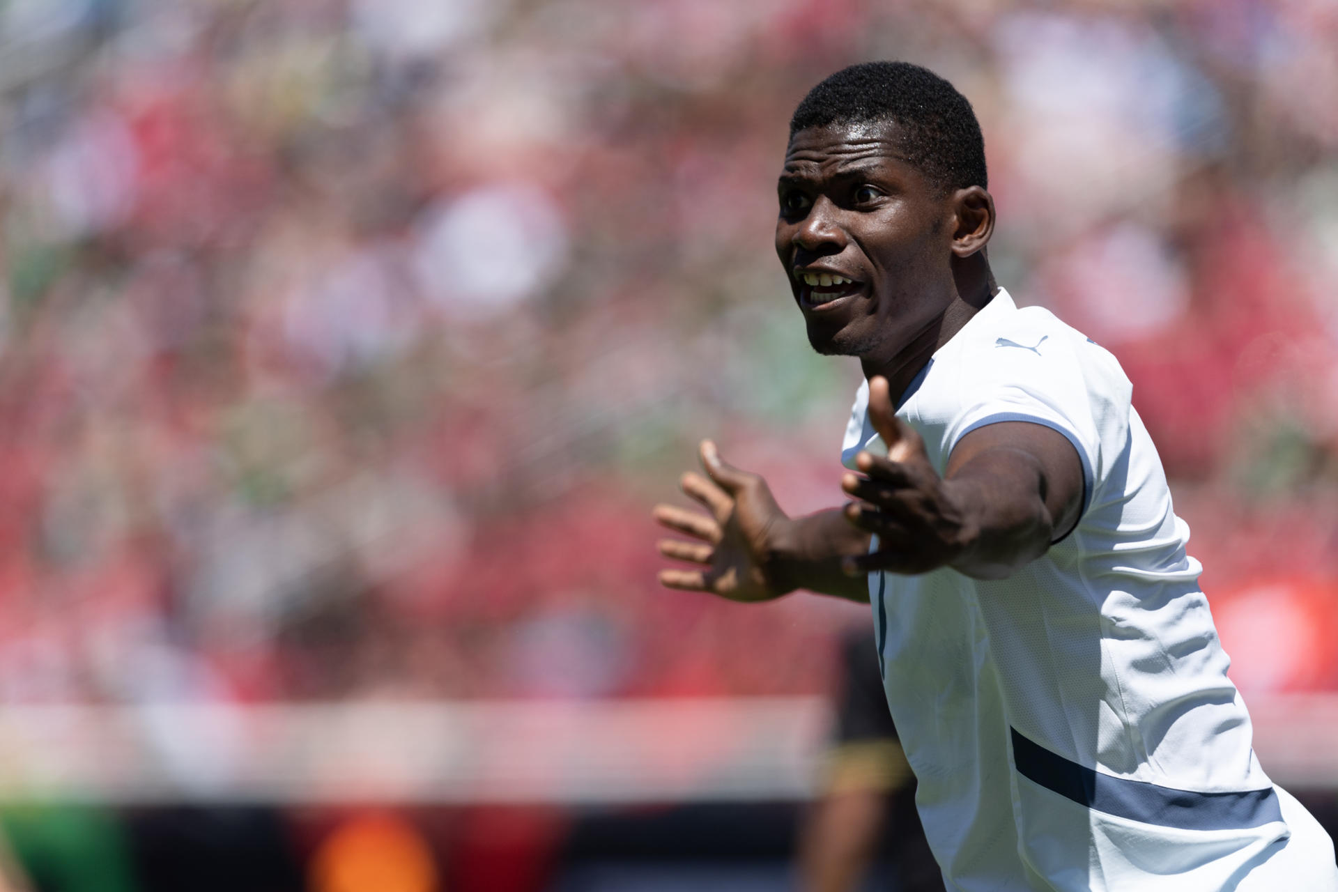 La International Football Association Board (IFAB), el organismo que establece y regula las reglas del fútbol, emitió una circular este martes en la que admite, de forma indirecta, que el delantero suizo Breel Embolo fue expulsado (en la imagen) por un error en el protocolo del VAR en el partido de cuartos de final entre Argentina y Suiza del pasado Mundial, que terminó con la victoria de la Albiceleste por 3-1 en la prórroga. EFE/ Carlos Ramírez/Archivo
