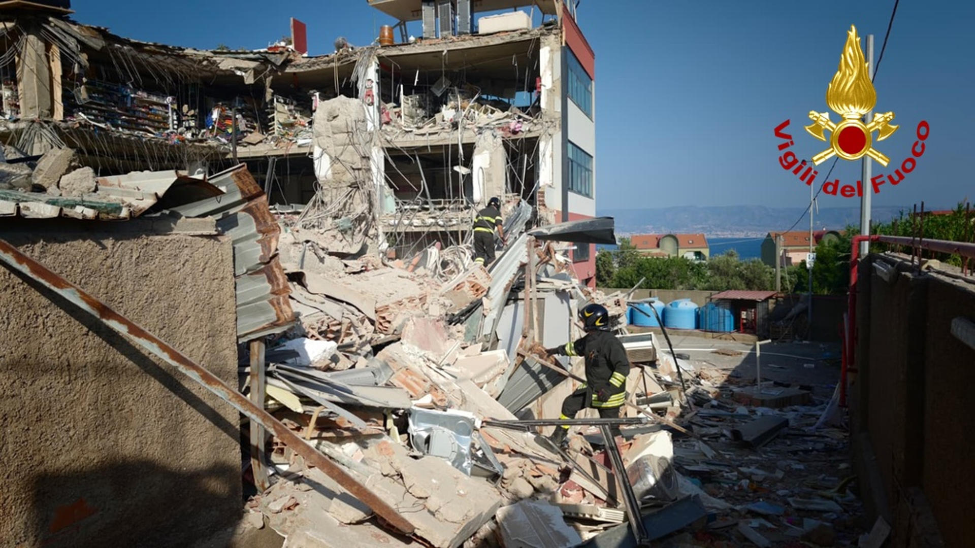 Hallan un cadáver y buscan a 5 desaparecidos en el edificio derrumbado en  Messina (Italia) - HolaNews