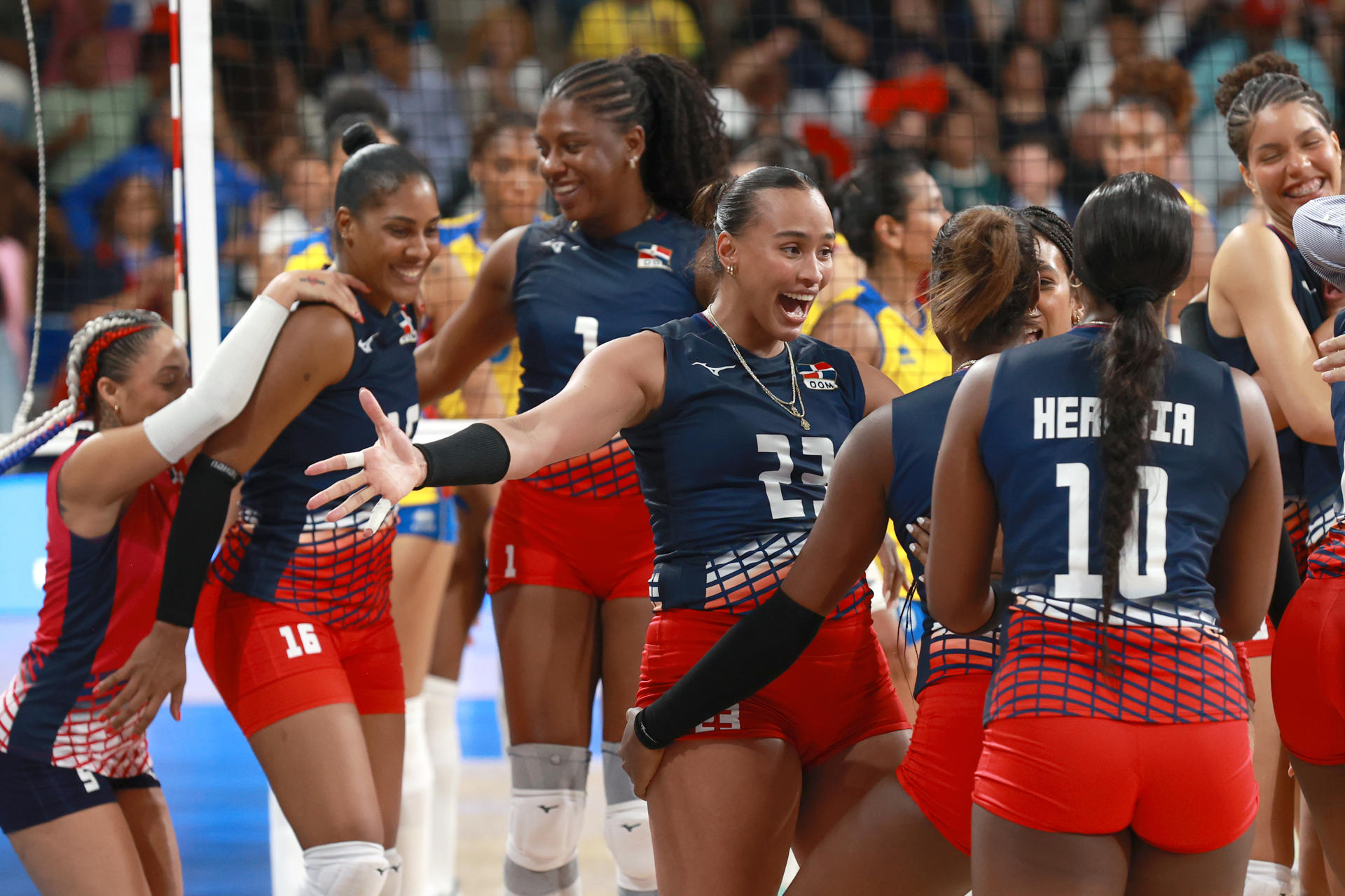 Jugadoras de República Dominicana celebran al ganar la medalla de oro este viernes en un partido de voleibol ante Colombia en los XXV Juegos Centroamericanos y del Caribe. EFE/Orlando Barría
