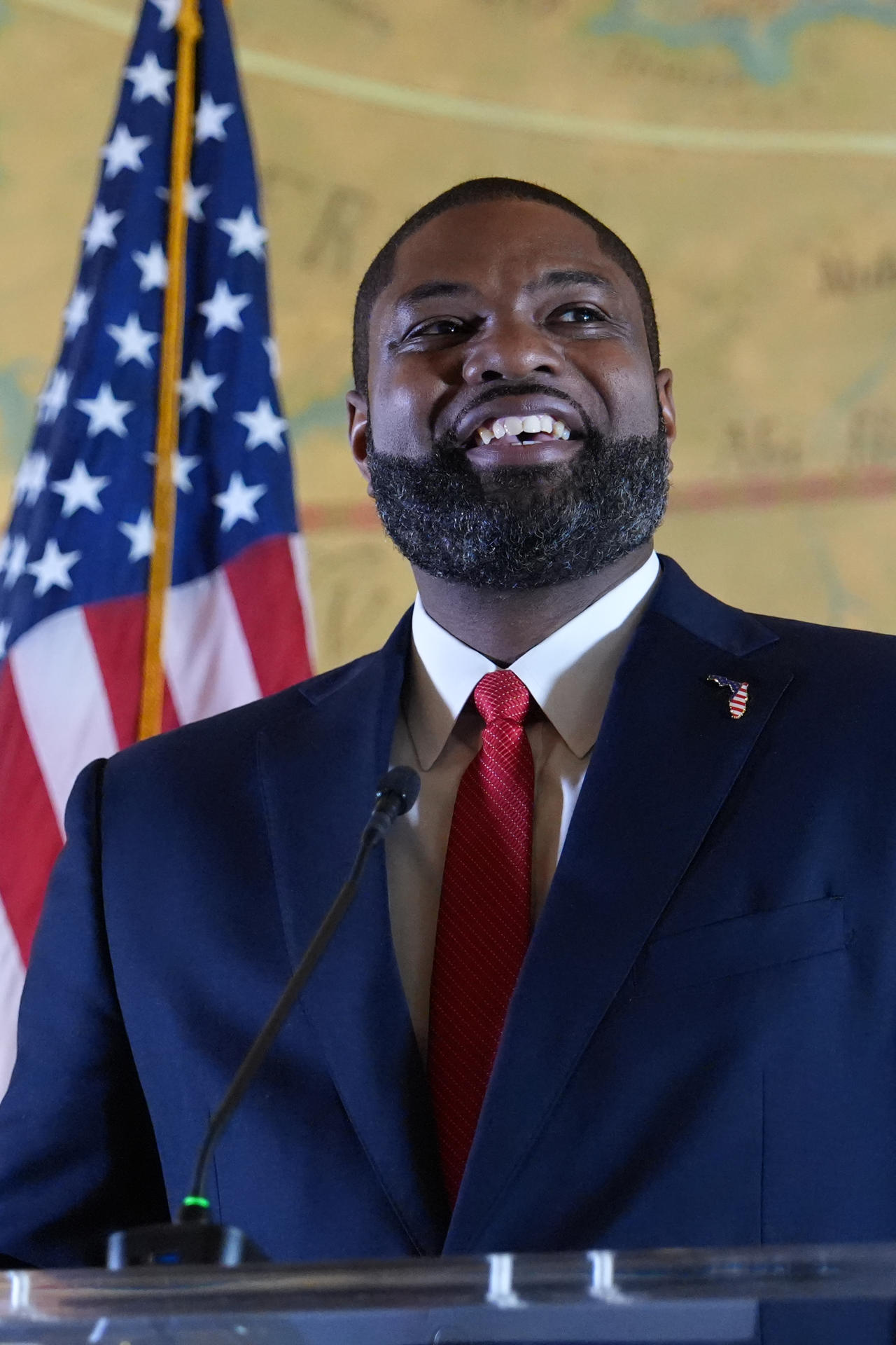 El candidato republicano a gobernador de Florida, el congresista Byron Donalds, habla este martes, en la Torre de la Libertad (Freedom Tower) en Miami (Estados Unidos). EFE/Alberto Boal