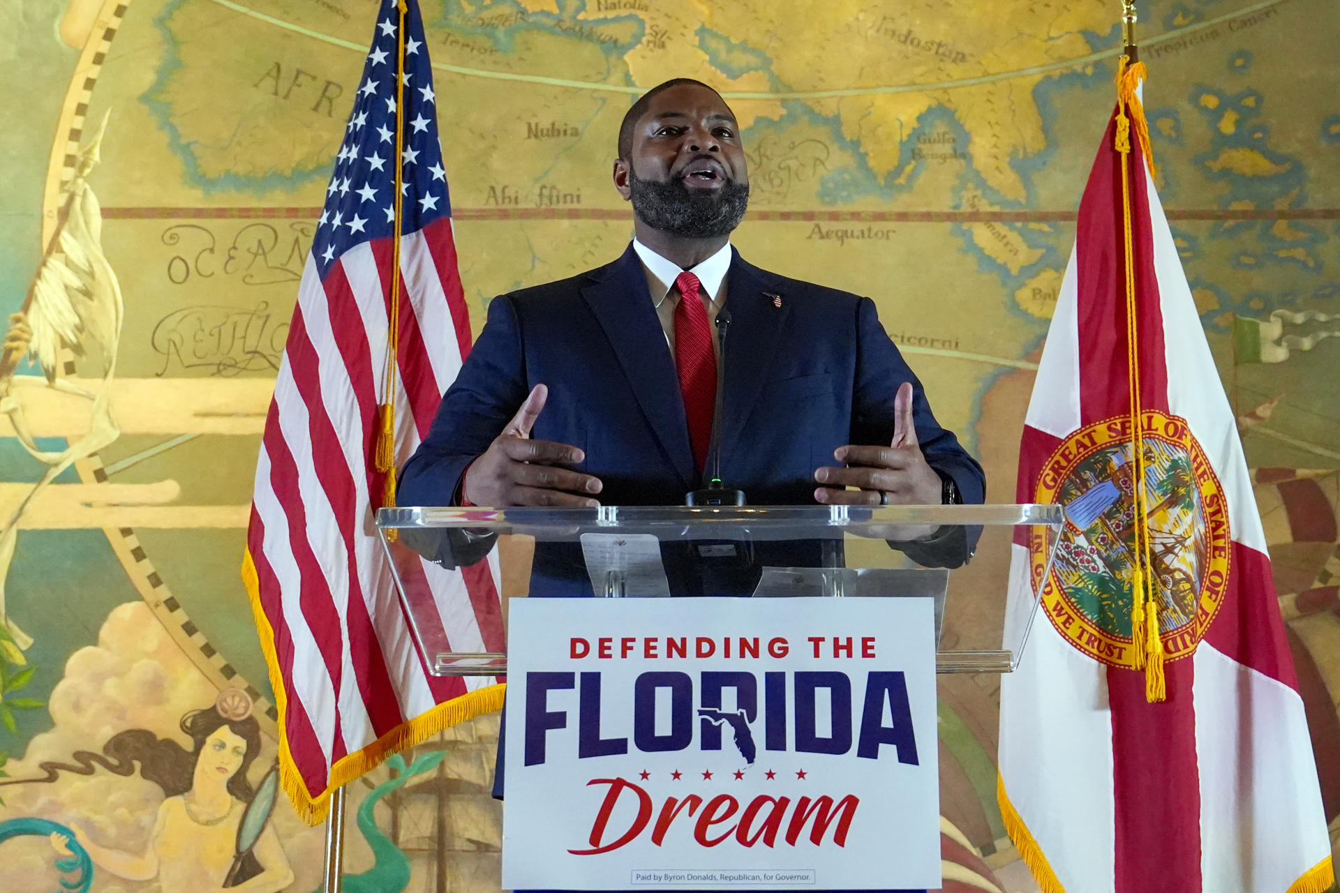 El candidato republicano a gobernador de Florida, el congresista Byron Donalds, habla este martes, en la Torre de la Libertad (Freedom Tower) en Miami (Estados Unidos). EFE/Alberto Boal
