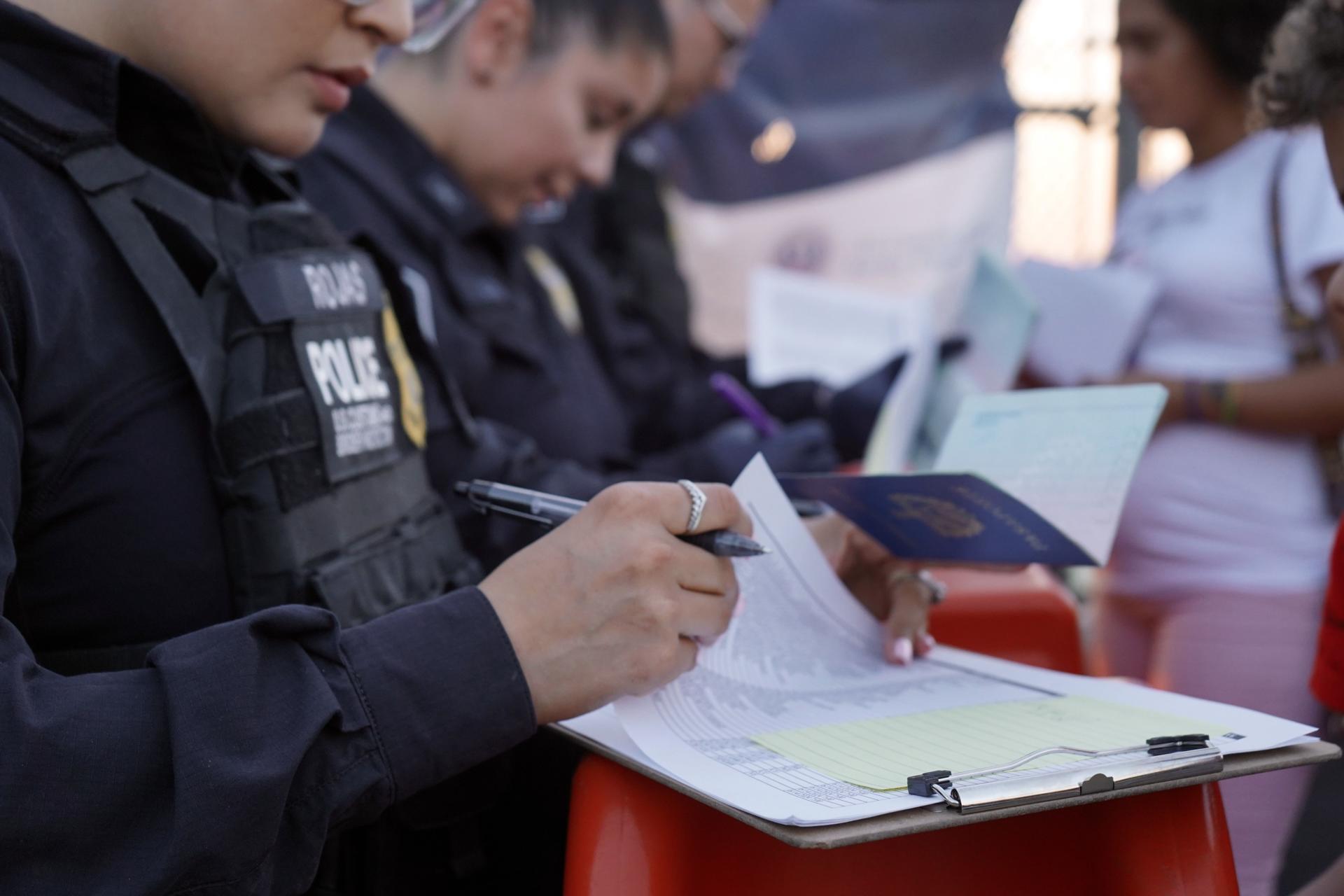 Estados Unidos revocará las visas de turismo y de negocios de quienes solicitaron asilo - HolaNews