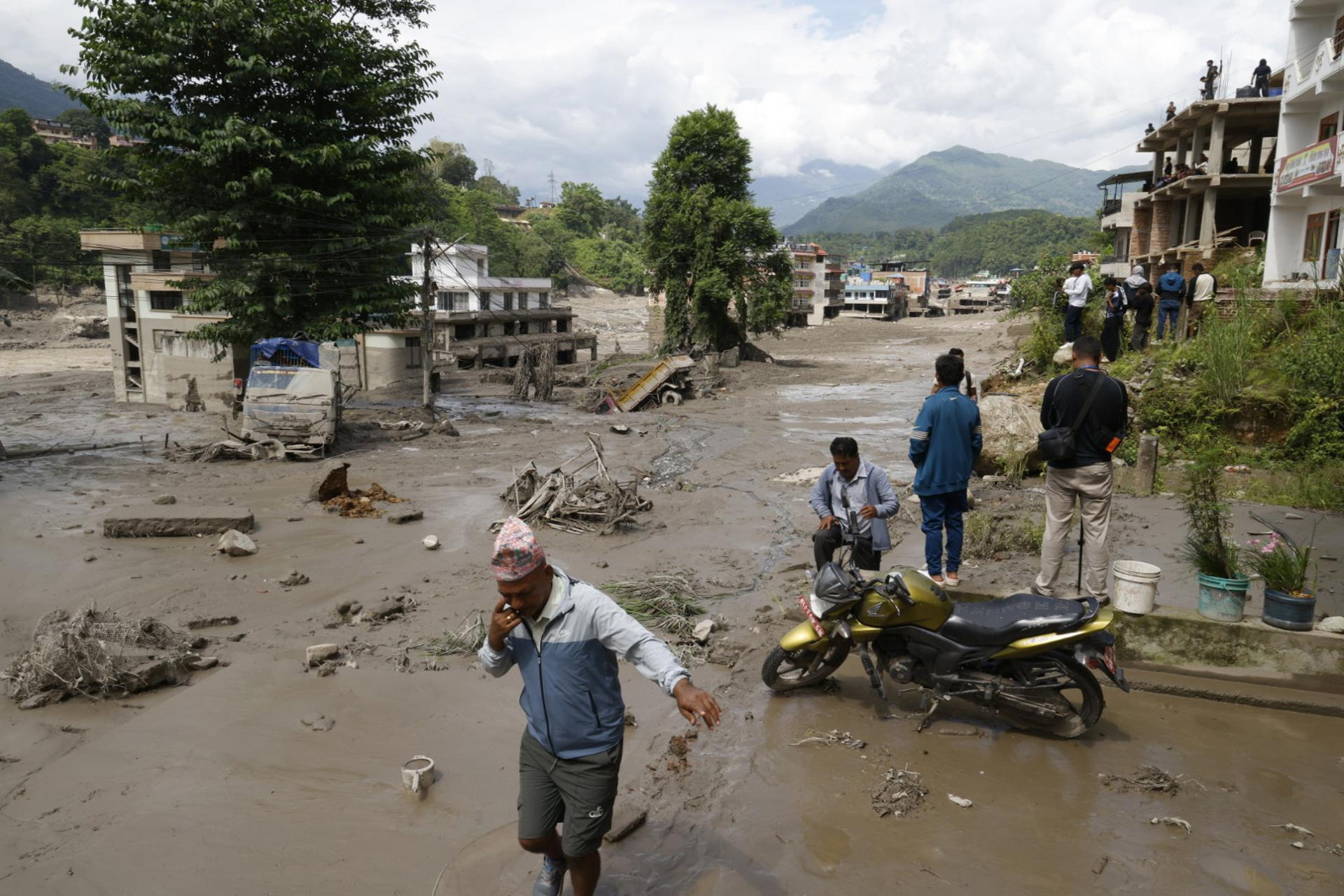 Al menos 16 muertos y 400 sin contacto en Nepal tras una riada en la  frontera con China - HolaNews