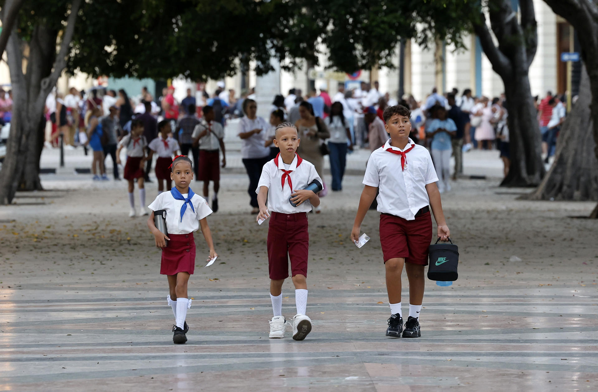 Estudiantes llegan a una escuela durante el inicio de clases este martes en La Habana (Cuba). EFE/ Ernesto Mastrascusa
