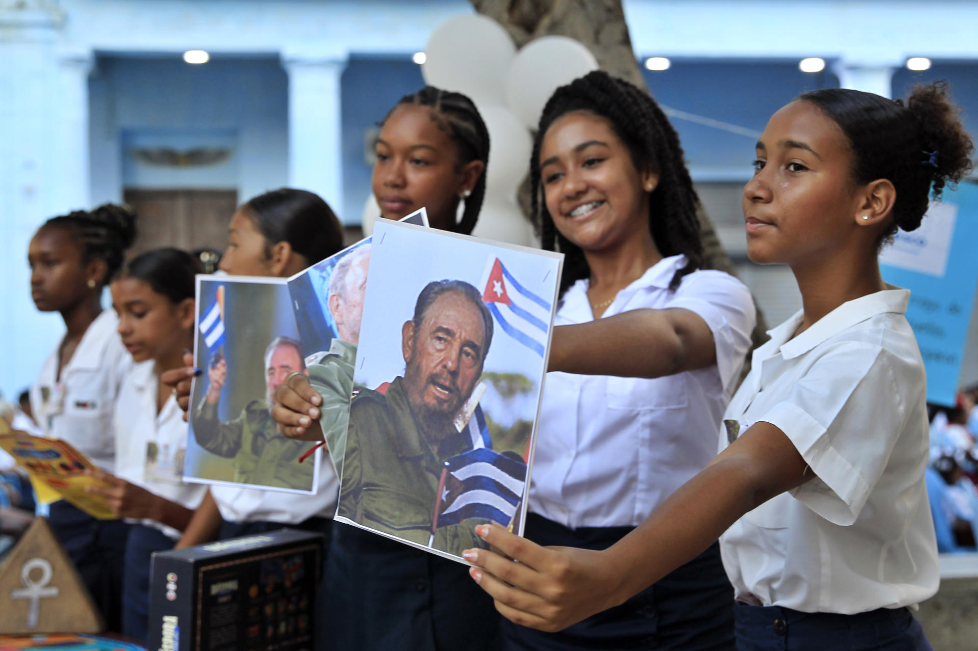 Estudiantes muestran fotos del líder de la revolución cubana Fidel Castro durante un acto en el inicio de clases este martes en La Habana (Cuba). EFE/ Ernesto Mastrascusa
