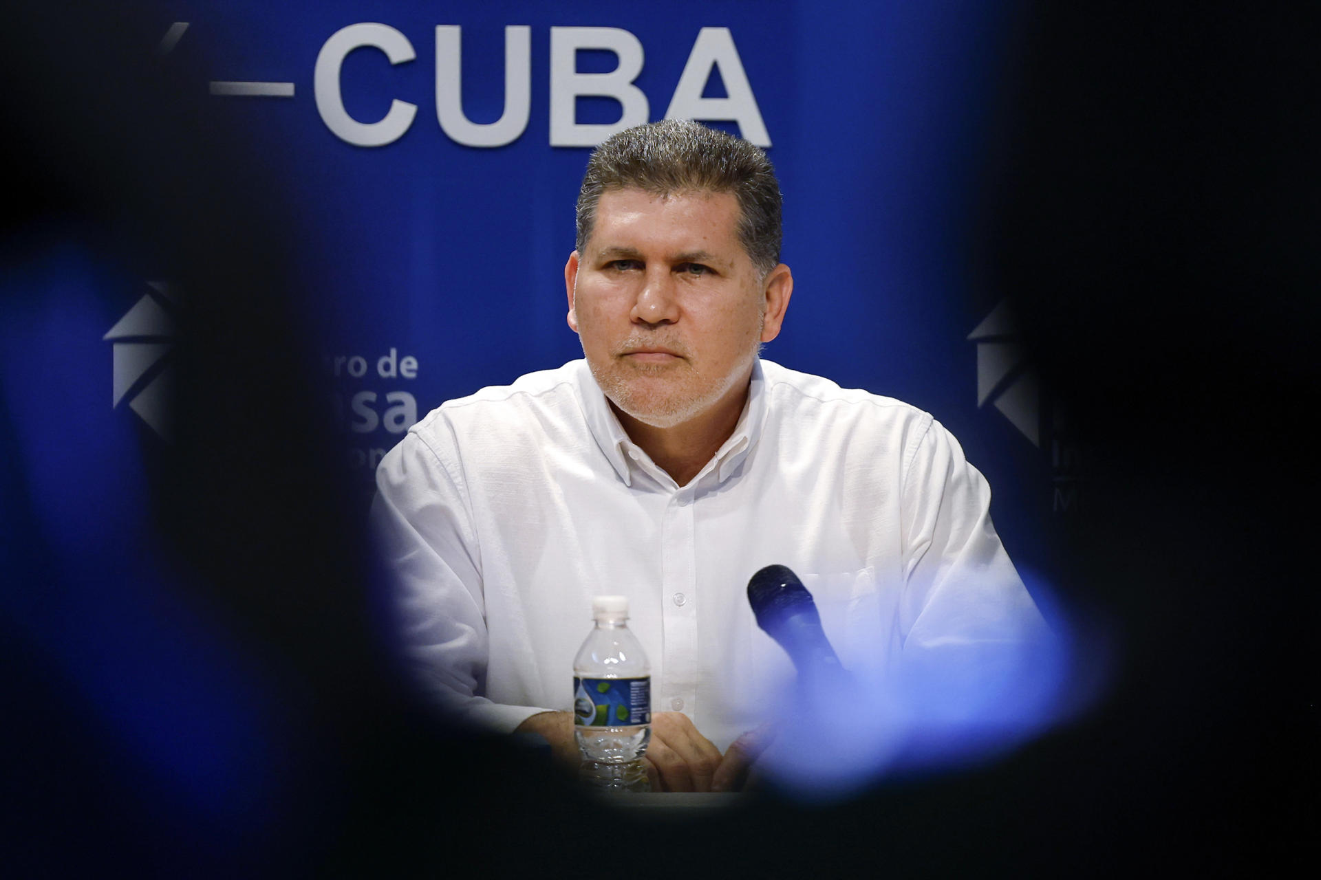 El vice primer ministro y ministro de Comercio Exterior e Inversión Extranjera, Óscar Pérez-Oliva Fraga, habla en una rueda de prensa este jueves, en La Habana (Cuba). EFE/ Ernesto Mastrascusa