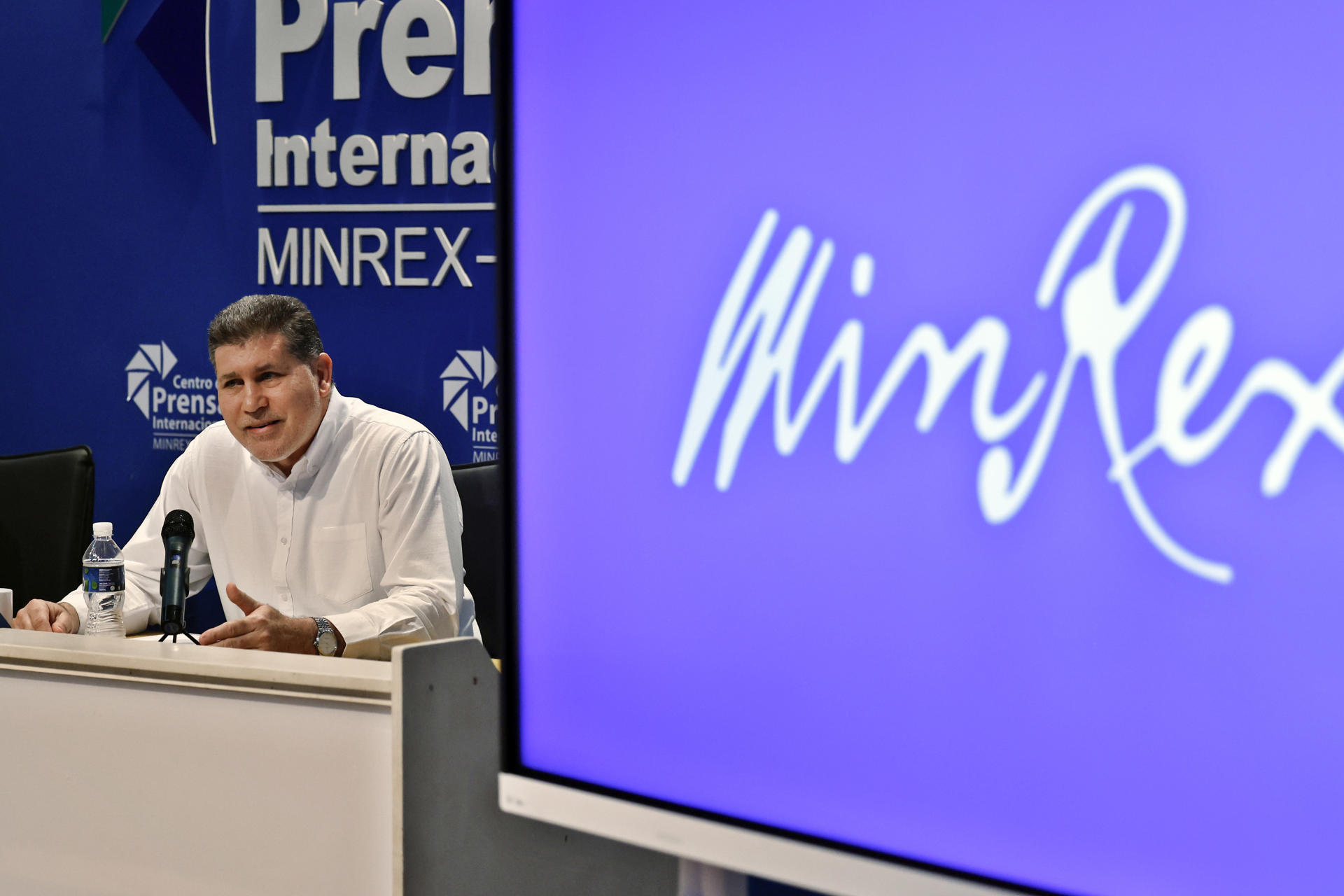 El vice primer ministro y ministro de Comercio Exterior e Inversión Extranjera, Óscar Pérez-Oliva Fraga, habla en una rueda de prensa este jueves, en La Habana (Cuba). EFE/ Ernesto Mastrascusa