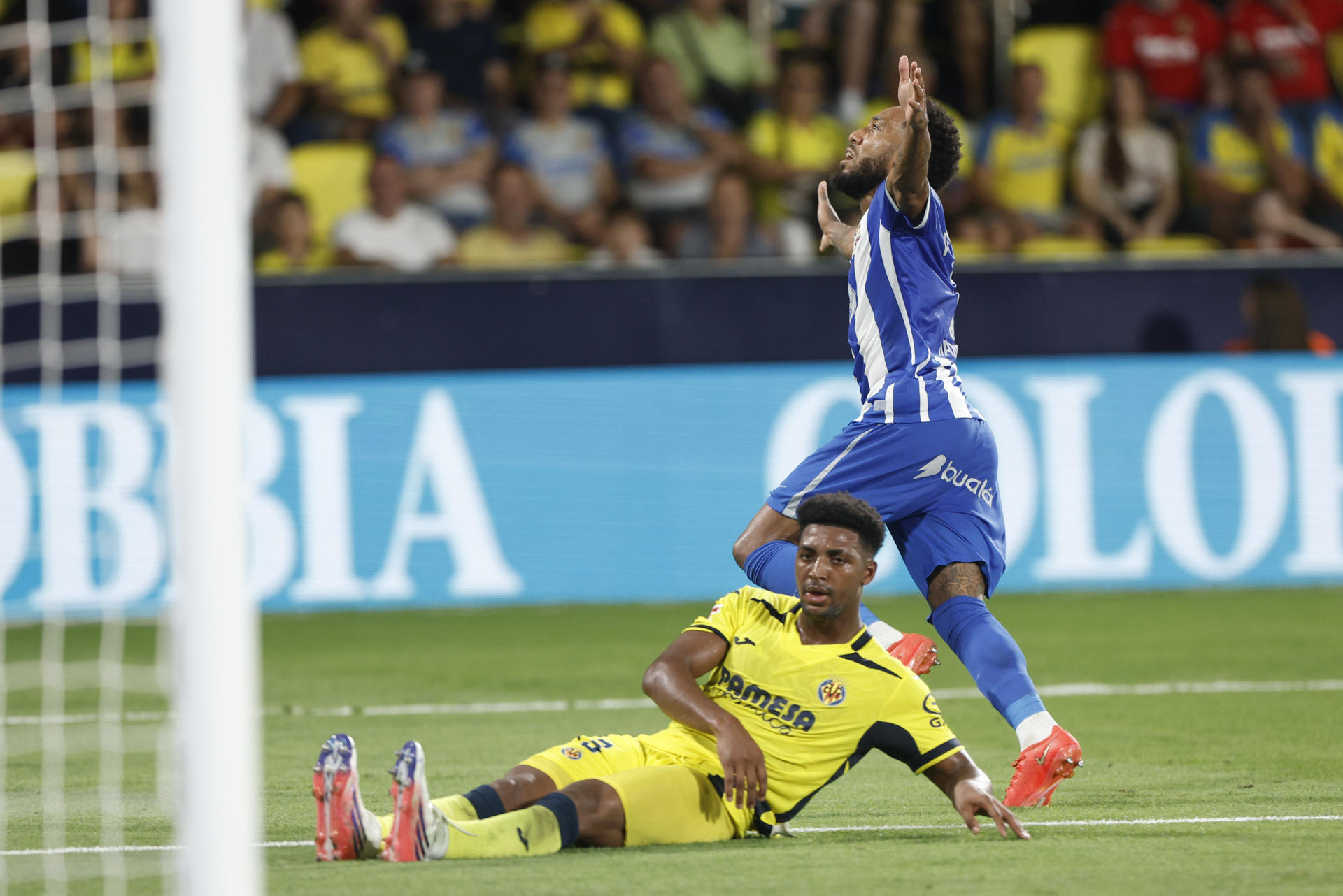 Pierre-Emerick Aubameyang celebrating a goal for Deportivo against Villarreal CF at Estadio de la Cerámica