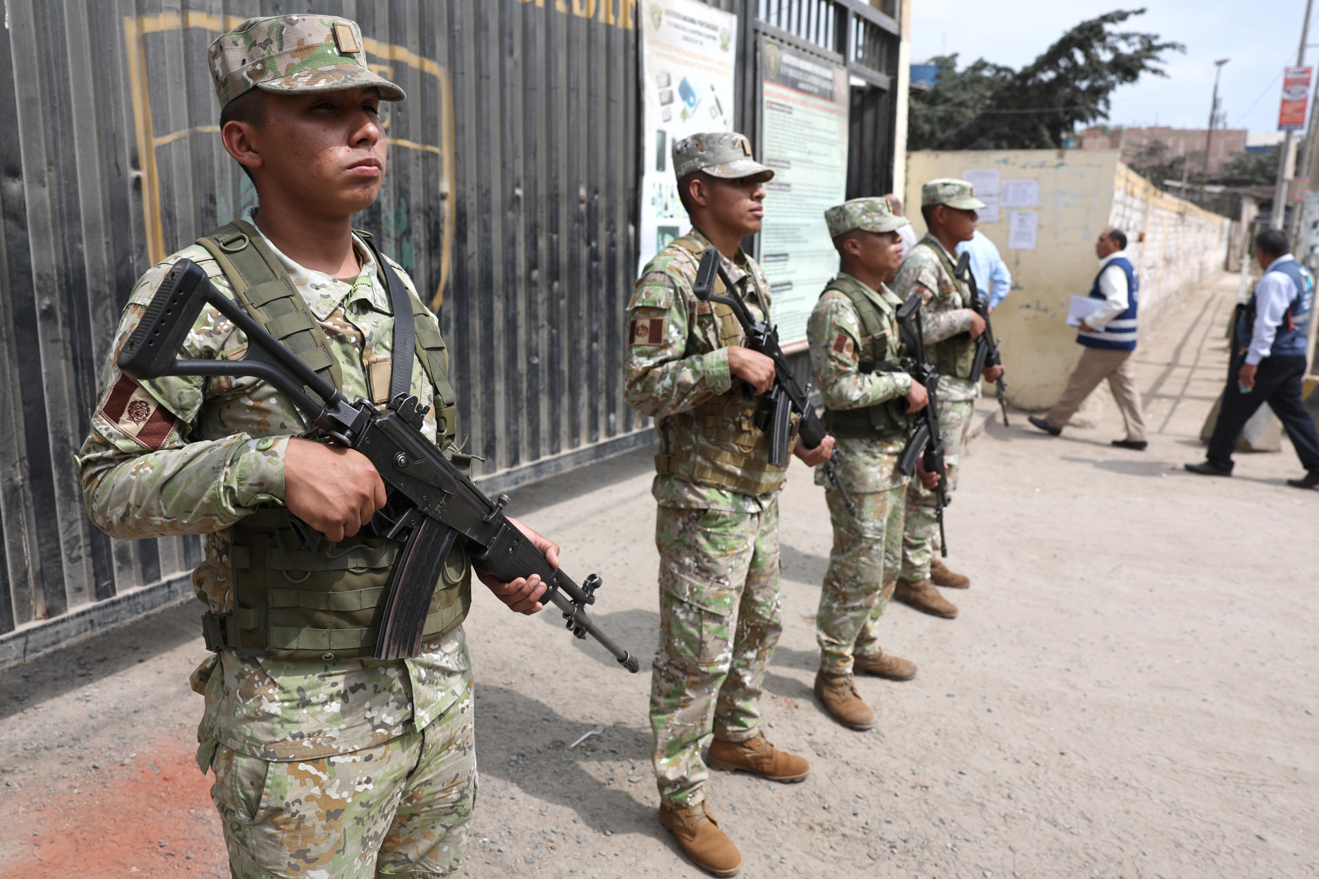 Fujimori da primer paso para reformar las cárceles de Perú al desplegar cercos militares - HolaNews