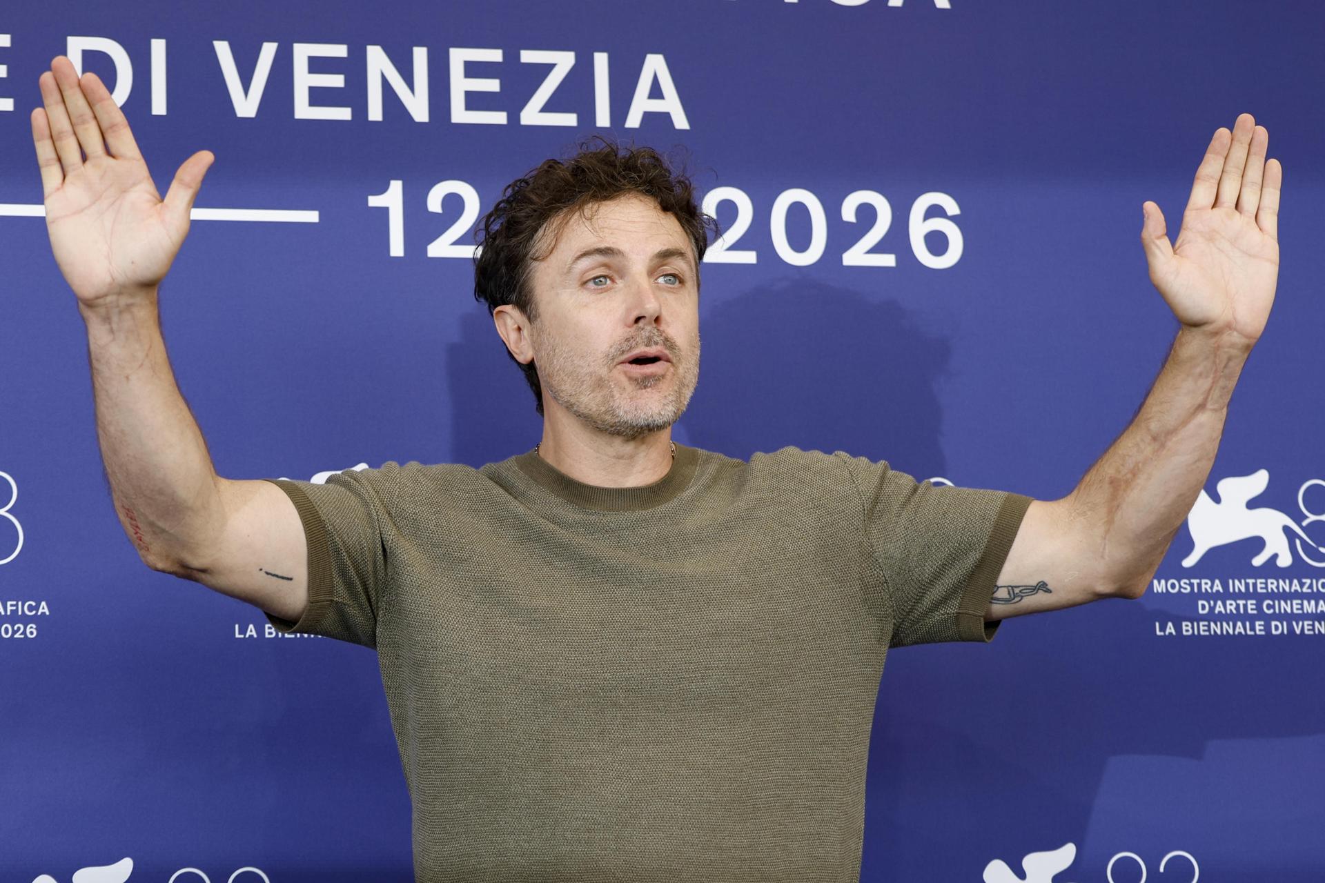 Casey Affleck ensombrece la Mostra con un ‘western' gótico en ‘Company'