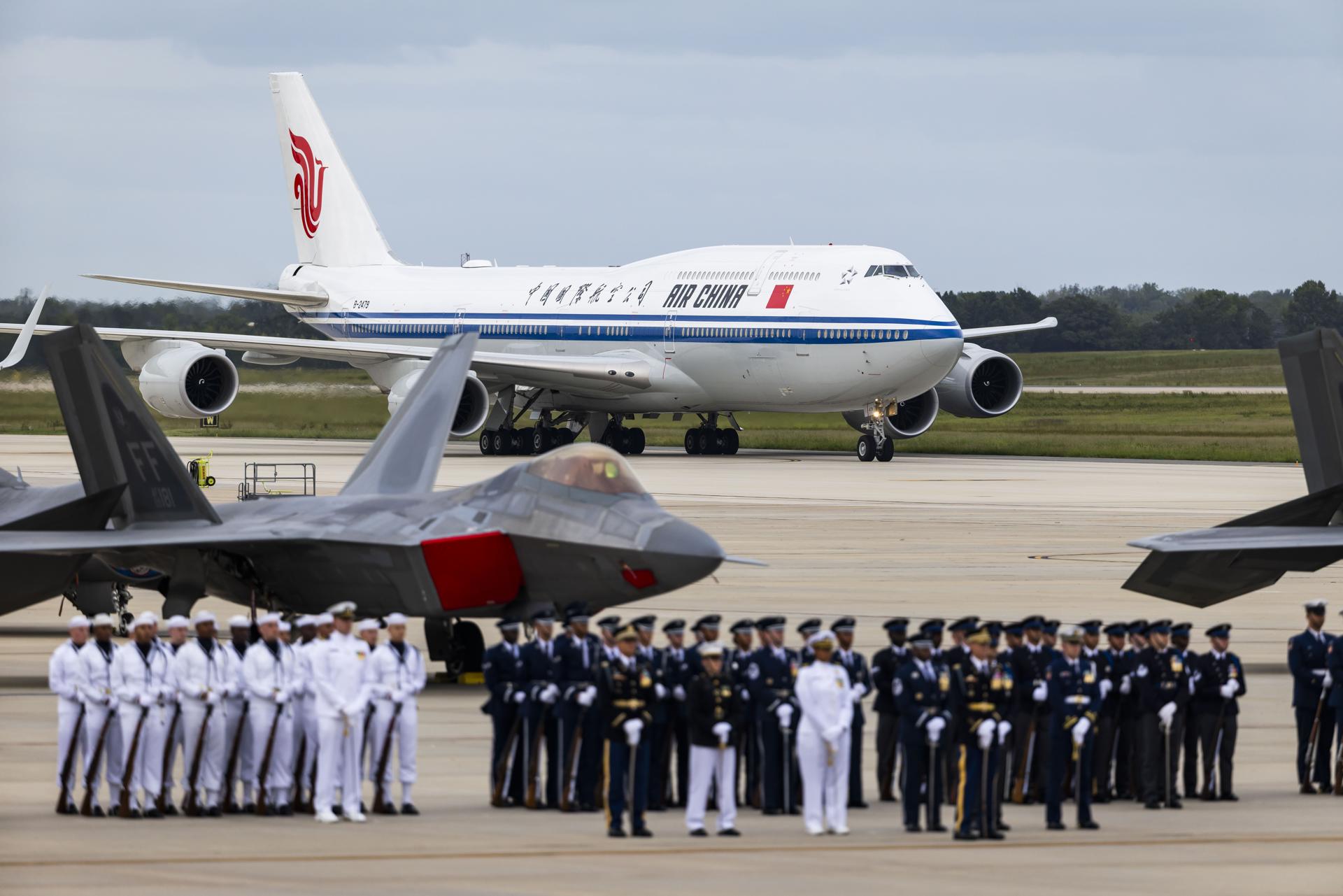 Vista general este 23 de septiembre del recibimiento militar al presidente de China, Xi Jinping, luego de que su avión aterrizara en la Base aérea Andrews, en Maryland (EE.UU.). EFE/Jim Lo Scalzo