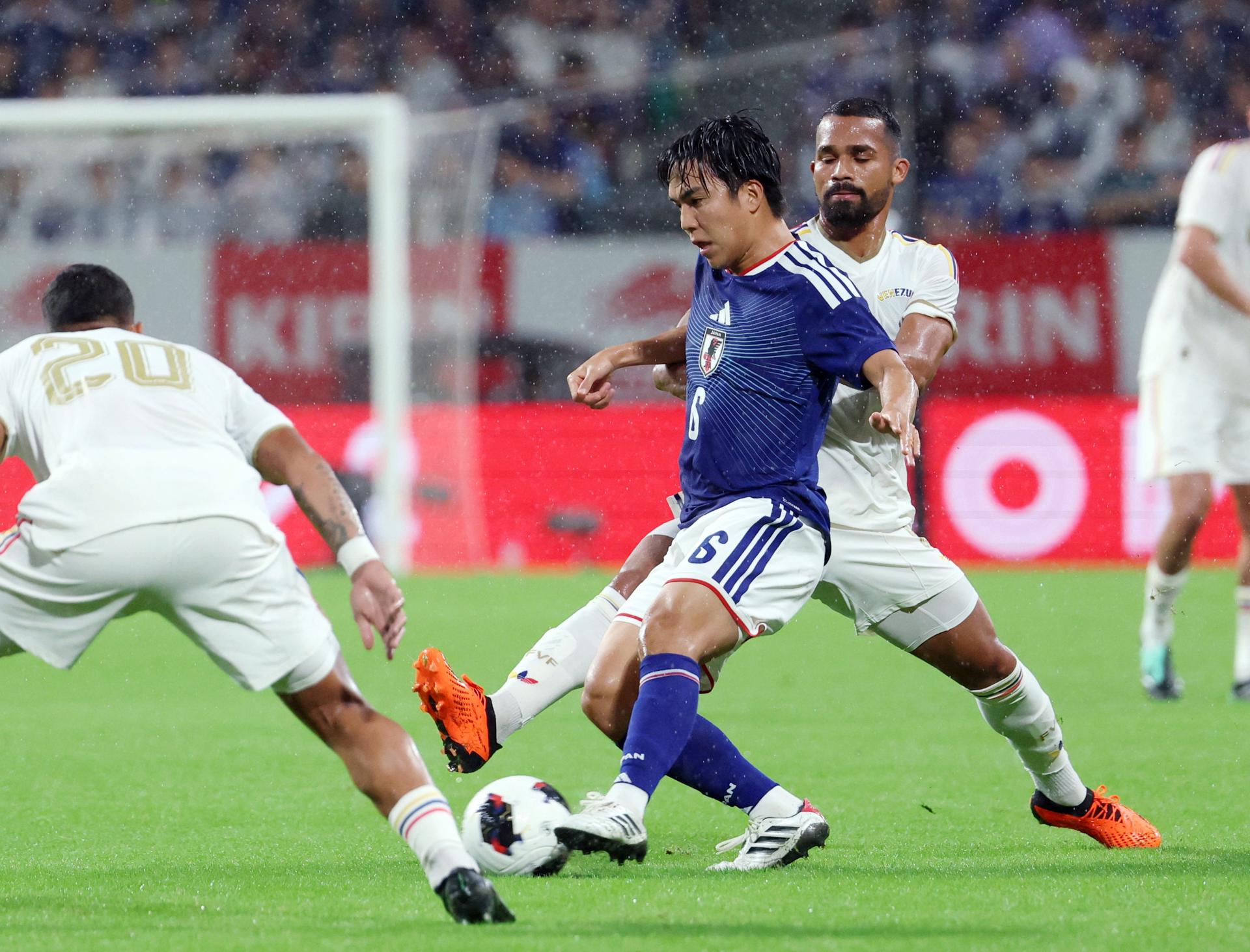 2-1. Un penalti cometido por Yangel Herrera sobre Kubo sentenció a Venezuela  ante Japón - HolaNews