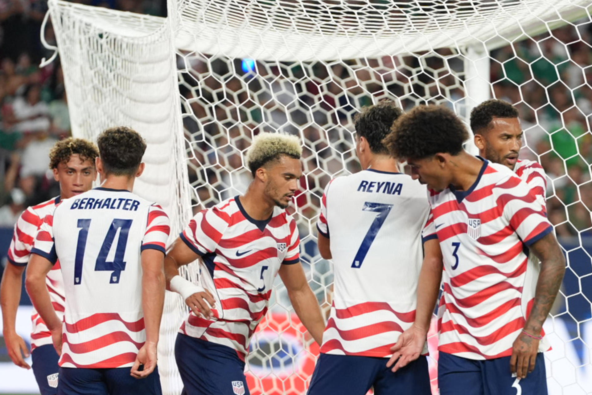 Jugadores de Estados Unidos reaccionan este sábado en un partido Amistoso entre Estados Unidos y México en el estadio State Farm en Glendale (Estados Unidos). EFE/ Ómar Alonso
