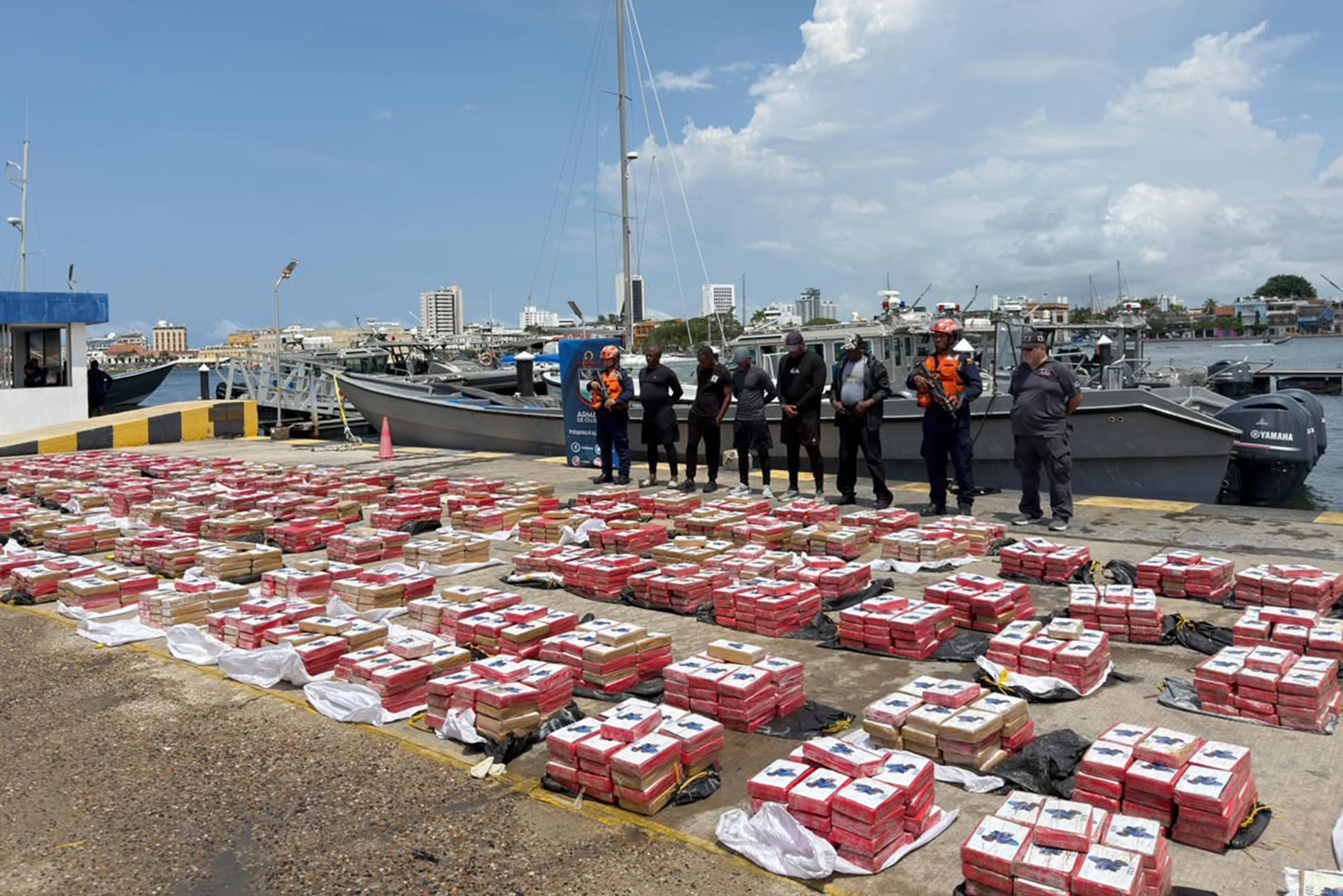 Fuerzas Armadas de Colombia incautan 3,5 toneladas de cocaína en el Caribe