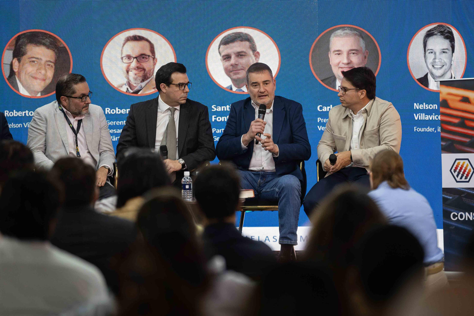 Roberto Lares (i), Nelson Villanvicencio (c-i), el presidente de General Electric (GE) Vernova Venezuela, Carlos Mousadi (c-d), y Santiago Fontiveros participan en el Startup Venezuela Summit 2026, este jueves en Caracas (Venezuela). EFE/ Ronald Peña R
